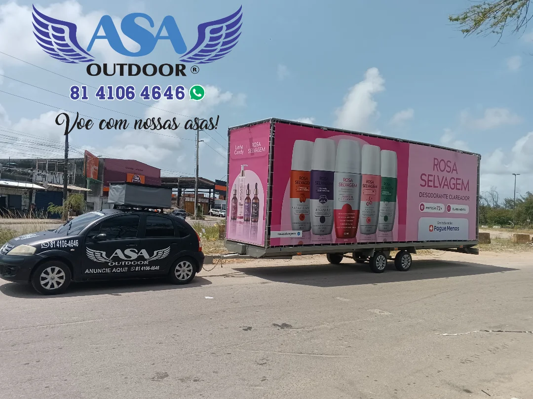 Veículo da ASA Outdoor conduzindo painel móvel de uma campanha pelas ruas