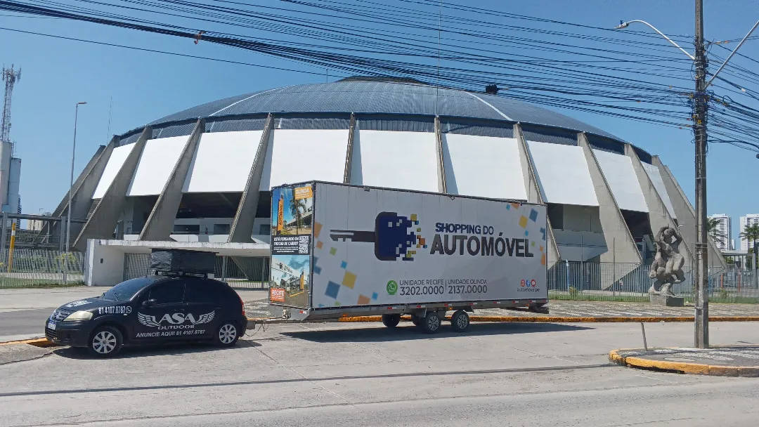Veículo da ASA Outdoor com painel publicitário móvel diante de um ponto urbano do Recife
